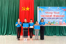 Tổ chức chương trình "Xuân đoàn kết- Tết biên cương" và tặng quà cho người nghèo