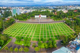 "Những người muôn năm cũ"