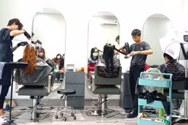 Nhiều người đua nhau làm đẹp để chuẩn bị đón tết