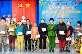 Tặng quà Tết cho 90 hộ nghèo, hộ có hoàn cảnh khó khăn ở phường Diên Hồng