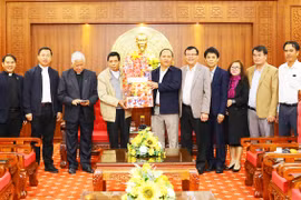 Thường trực Tỉnh ủy tiếp Đoàn Linh mục Giáo phận Kon Tum đến thăm, chúc Tết