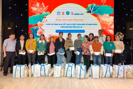 Trên 200 suất quà tặng cô đỡ thôn bản, người nghèo và nạn nhân chất độc da cam Gia Lai