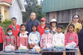 Tặng quà Tết cho người nghèo và học sinh vùng khó