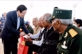 Trưởng ban Nội chính Trung ương tặng quà Tết tại Lâm Đồng