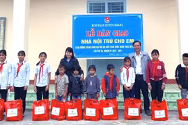 Bàn giao "Nhà nội trú cho em", nhà tình nghĩa cho hộ nghèo