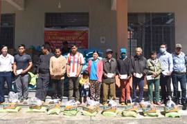 Tặng quà Tết cho nạn nhân chất độc da cam, người nghèo