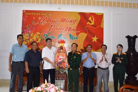 Đại tá Lê Kim Giàu thăm, chúc Tết tại huyện Đức Cơ