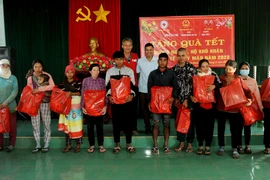 Gia Lai: Trao quà Tết cho người khuyết tật, gia đình có hoàn cảnh khó khăn