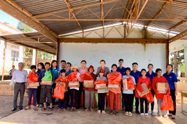 Gia Lai: Trao tặng 124 suất quà cho hộ nghèo, cận nghèo làng Ea Lũh