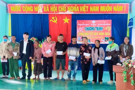 Trao tặng trên 1.000 suất quà cho hộ nghèo, người uy tín tiêu biểu