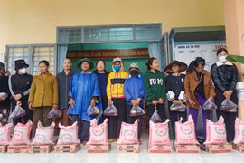 Trao quà Tết cho hộ nghèo, người khuyết tật