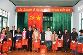 Tặng 393 suất quà Tết cho hộ nghèo, gia đình chính sách