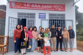 Bàn giao nhà tình thương cho hộ nghèo xã Biển Hồ
