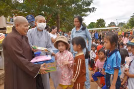 Tặng quà Tết cho học sinh và người nghèo tại huyện Ia Grai và Chư Păh