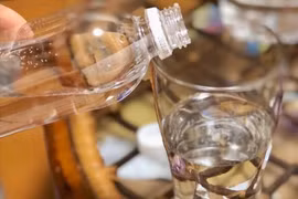 Có nên uống nước muối nhạt vào buổi sáng khi bụng đói?