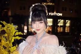 Cao Thái Hà gợi cảm trên thảm đỏ, tiết lộ kế hoạch đón tết