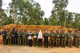 Đại tá Lê Kim giàu thăm, chúc Tết các tướng lĩnh quân đội và đơn vị đang làm nhiệm vụ