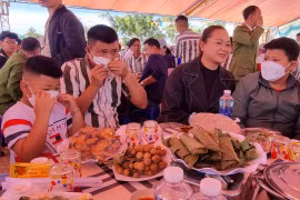 Ấm áp bữa cơm Tất niên cho phạm nhân