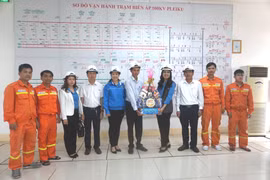 Liên đoàn Lao động tỉnh tặng 135 suất quà cho công nhân, lao động tại các doanh nghiệp, đơn vị đặc thù