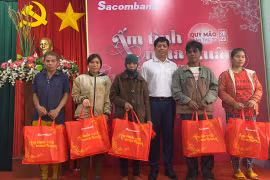 Tặng quà Tết cho người nghèo, gia đình chính sách