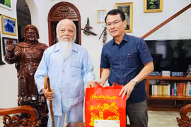 Bí thư Thành ủy Pleiku thăm, chúc Tết gia đình người có công tiêu biểu và đơn vị lực lượng vũ trang