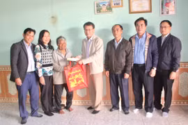 Bí thư Thành ủy Pleiku Trịnh Duy Thuân thăm, chúc Tết gia đình người có công tiêu biểu