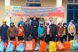 Tặng quà Tết cho hộ nghèo, người khuyết tật và trẻ em có hoàn cảnh khó khăn