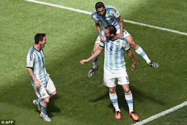 Higuain đưa Argentina vào bán kết