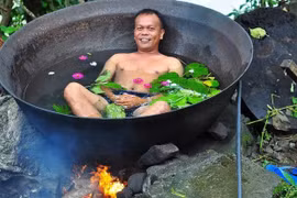 Lạ lùng người Philippines ngâm mình trong chảo trên bếp lửa cho nó thư giãn