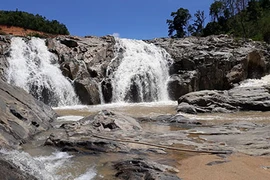 Thác Đăk Snghé giữa đại ngàn