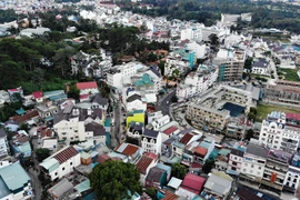 Nhà ống bê tông bóp nghẹt Đà Lạt