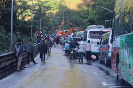 Đèo Bảo Lộc sạt lở, kẹt xe hơn 20 km