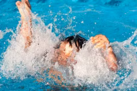 Bé trai suýt chết ở bể bơi,sai lầm khi sơ cứu cần bỏ ngay