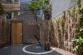 Ngôi nhà nép mình giữa phố xá đông đúc của chàng trai độc thân