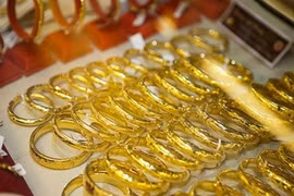 Giá vàng hôm nay chạm đỉnh 3 tháng do đồng USD suy yếu