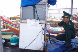 Bắt quả tang bán dầu trái phép trên biển