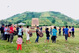 Dân làng Ia Gri làm du lịch cộng đồng