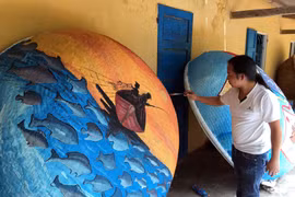 Độc đáo những bức tranh vẽ trên thuyền thúng của ngư dân