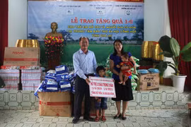 Tặng quà em nhỏ và cụ già tại Trung tâm Bảo trợ XH tổng hợp