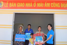 Trao nhà "Mái ấm Công đoàn" cho đoàn viên khó khăn ở Chư Prông