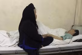 Cụ bà U80 'phượt' từ quê ra phố thăm chồng vì quá nhớ