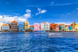 Khám phá thành phố cầu vồng đẹp rực rỡ tại Curacao