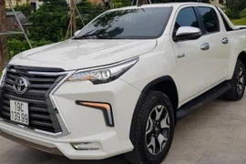 Toyota Hilux độ đầu xe giống Fortuner tại Việt Nam