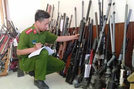 Kbang: Người dân tự giác giao nộp vũ khí, vật liệu nổ