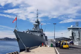 Tàu hải quân Canada cập Cảng quốc tế Cam Ranh