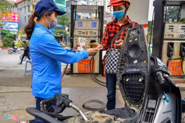 Giá xăng giảm thêm gần 1.000 đồng/lít từ 15h chiều nay