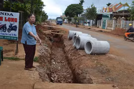 Thi công mương thoát nước đường liên xã Ia Sao-Ia Yok:Người dân chưa đồng thuận