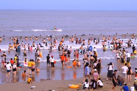 Tắm biển lúc sáng sớm,2 du khách bị sóng cuốn tử vong và mất tích