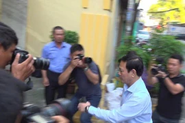 Nguyễn Hữu Linh khóa chặt cửa nhà vệ sinh để trốn khi đến tòa