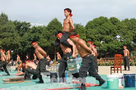 Mục kích những màn nội công thượng thừa của cảnh sát cơ động